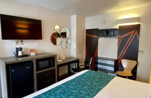 Lake George Hotel | Howard Johnson by Wyndham Lake George
