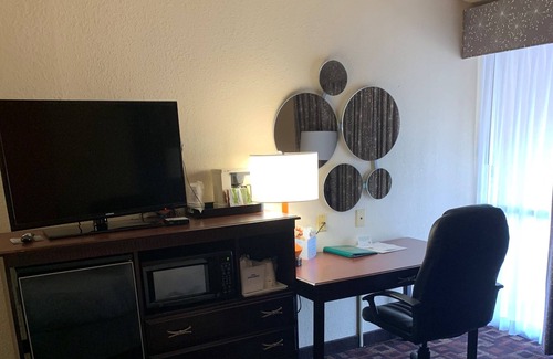 Central Oklahoma City Hotel | Howard Johnson by Wyndham Oklahoma City Airport/Fairgrounds