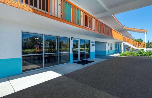Vero Beach Hotel | Howard Johnson by Wyndham Vero Beach/I-95