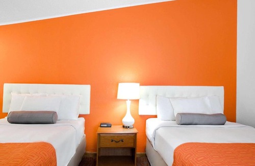 Wilmington Hotel | Howard Johnson by Wyndham Wilmington