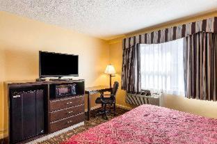 Malden Hotel | Howard Johnson by Wyndham Malden Boston Area