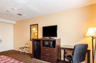 Malden Hotel | Howard Johnson by Wyndham Malden Boston Area