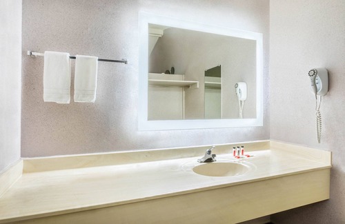 Phoenix Hotel | Howard Johnson by Wyndham Phoenix Airport/Downtown Area
