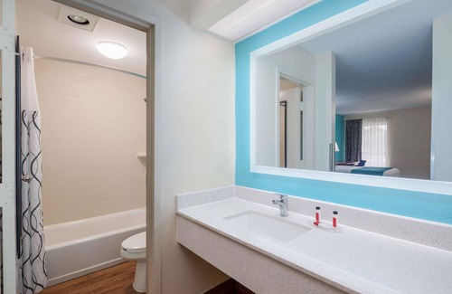 Savannah Hotel | Howard Johnson by Wyndham Savannah GA