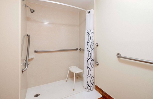 Savannah Hotel | Howard Johnson by Wyndham Savannah GA