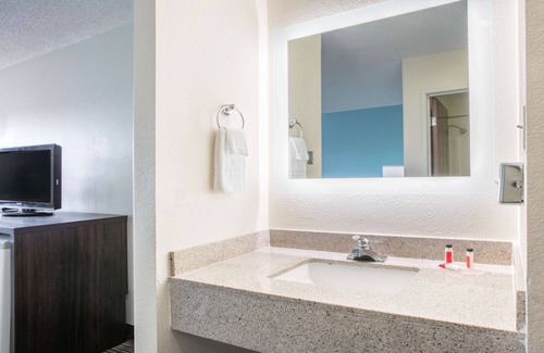 Scott Hotel | Howard Johnson by Wyndham Scott Lafayette