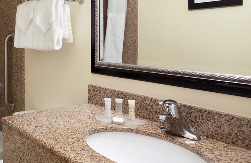 Midway District Hotel | Howard Johnson by Wyndham San Diego Sea World