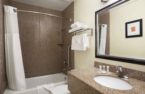 Midway District Hotel | Howard Johnson by Wyndham San Diego Sea World