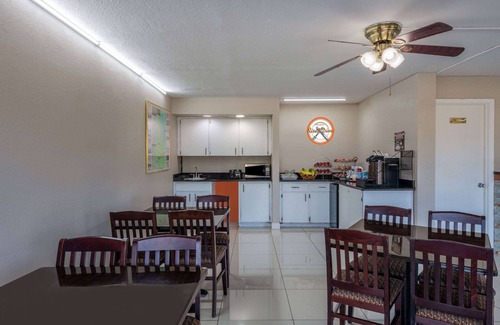 Vero Beach Hotel | Howard Johnson by Wyndham Vero Beach/I-95