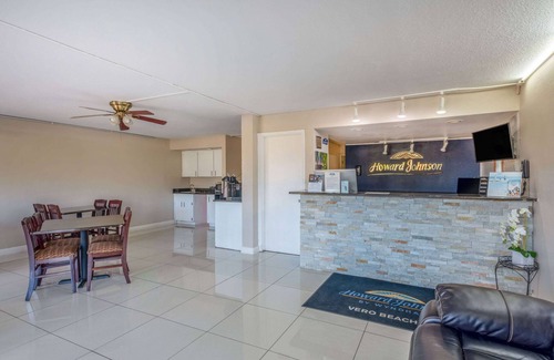 Vero Beach Hotel | Howard Johnson by Wyndham Vero Beach/I-95