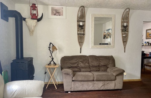 Central - Terry Cottage | Howard's Hideaway Cottage - Unique Montana Retreat