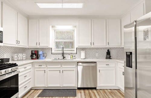 College Station House | Howdy: King Beds/2 Miles to Campus (4BR/2Ba)