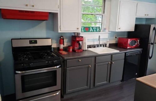 Athens House | Howe Cottage, pet friendly, short walk to downtown
