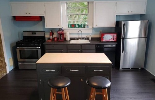 Athens House | Howe Cottage, pet friendly, short walk to downtown