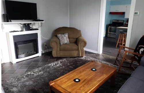 Athens House | Howe Cottage, pet friendly, short walk to downtown