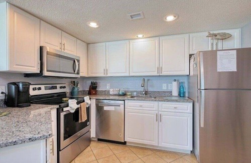 Myrtle Beach Condo | HS-1031 Experience ocean views, a spacious 2-BR condo in Myrtle Beach