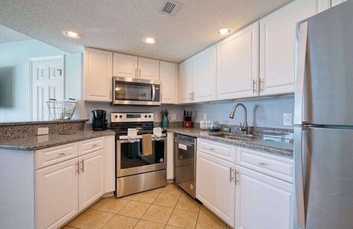 Myrtle Beach Condo | HS-1031 Experience ocean views, a spacious 2-BR condo in Myrtle Beach