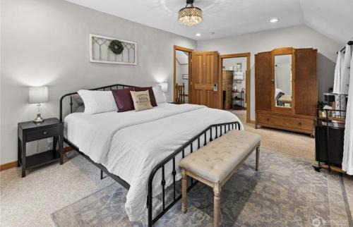 Roslyn Hotel | Huckleberry House