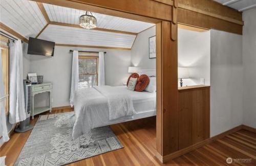 Roslyn Hotel | Huckleberry House