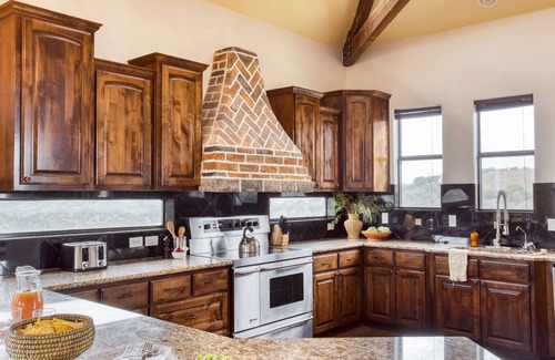 Travis Landing House | Hudson by AvantStay | W/Beautiful Views, Multiple Living Areas, Pool & Games