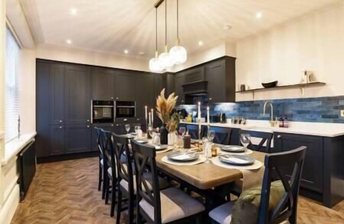 Buxton House | Huge 11 Bed House in Buxton w/Parking Hot Tub