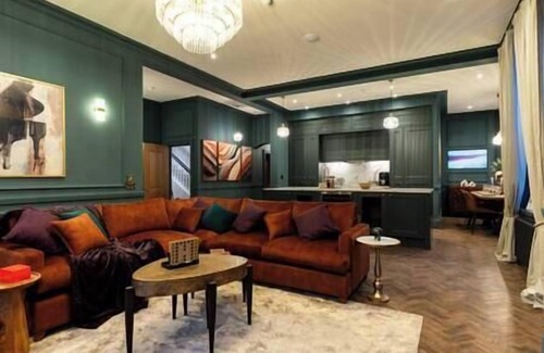 Buxton House | Huge 11 Bed House in Buxton w/Parking Hot Tub