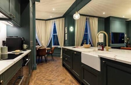 Buxton House | Huge 11 Bed House in Buxton w/Parking Hot Tub