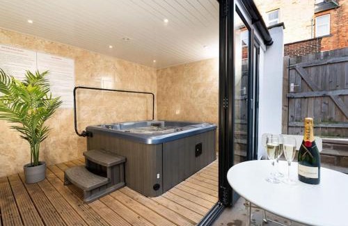 Scarborough House | HUGE 12 Bedroom sleep 24 luxury with 2 HOT TUBS