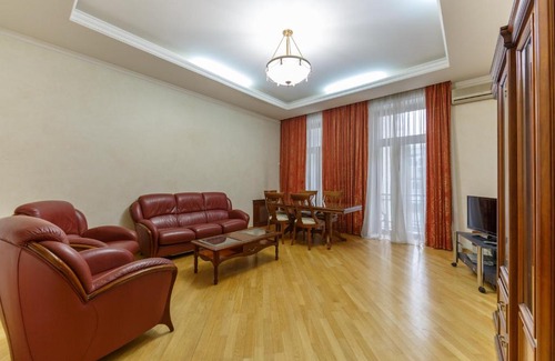 Besarabka Apartment | Huge 3 Bedroom Apartment Next to Gulliver & Synagogue