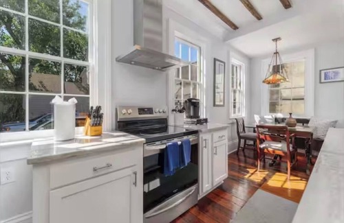 Cannonborough Elliotborough House | Huge 5-bedroom home in the heart of downtown. Super close walk to it all!