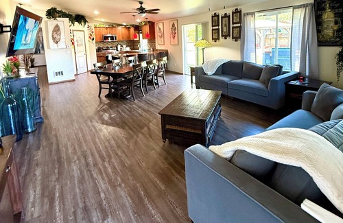 Forks House | Huge 6-Bedroom Home with Arcade Room – Perfect for Big Families or Groups!