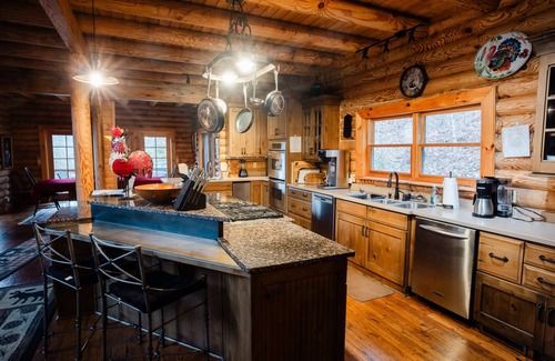 Asheville Cabin | Huge 8 BR/8 BA Secluded Retreat, Spectacular Views 15min to downtown on MTS Tr