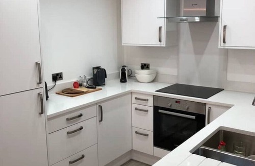 Margate Apartment | Huge Apartment 5 mins from the Beach with Free Gated Parking