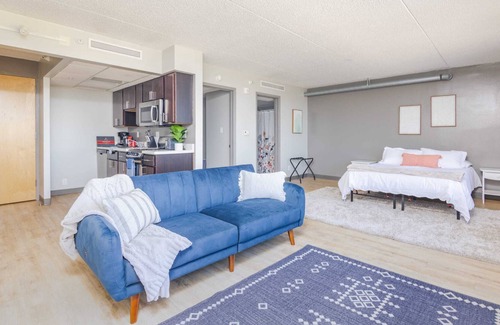 Downtown Des Moines Apartment | Huge Apartment Downtown Across from Wells Fargo
