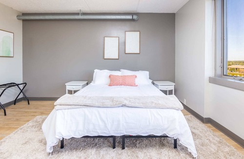 Downtown Des Moines Apartment | Huge Apartment Downtown Across from Wells Fargo