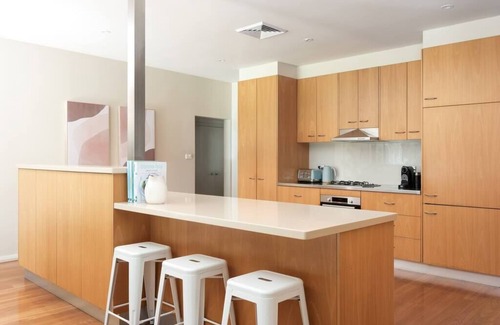 Sydney House | Huge Bayside Luxury Resort-Style Home with Pool