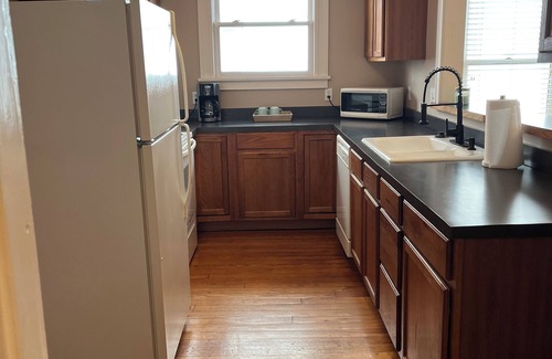 East of Broadway Apartment | HUGE Bright & Roomy Condo@SOMA/Governor's Mansion