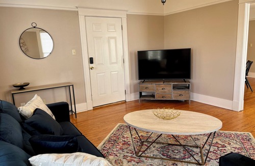 East of Broadway Apartment | HUGE Bright & Roomy Condo@SOMA/Governor's Mansion
