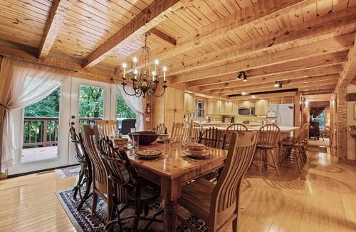 Townsend Cabin | HUGE FAMILY CABIN - 5 bdrm/4.5 bth, Game Room, Hot Tub, Playhouse, Bonfire Pit