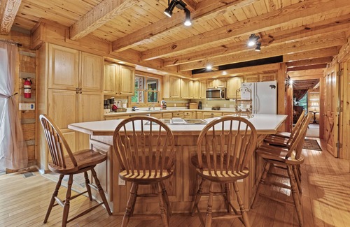 Townsend Cabin | HUGE FAMILY CABIN - 5 bdrm/4.5 bth, Game Room, Hot Tub, Playhouse, Bonfire Pit
