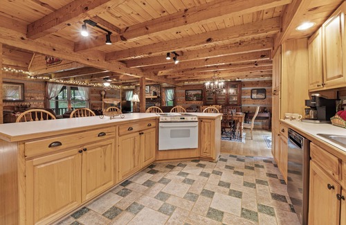 Townsend Cabin | HUGE FAMILY CABIN - 5 bdrm/4.5 bth, Game Room, Hot Tub, Playhouse, Bonfire Pit