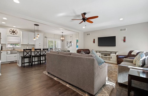 Lake Geneva House | Huge Family Home in Lake Geneva. Sleeps 10 Pet Friendly!