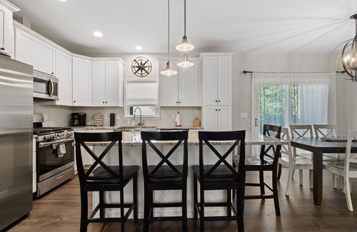 Lake Geneva House | Huge Family Home in Lake Geneva. Sleeps 10 Pet Friendly!
