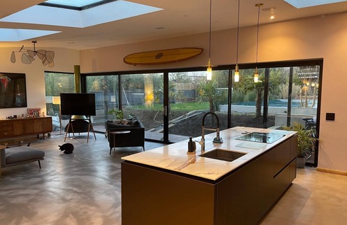 Hove House | Huge home in central Hove with heated swimming pool and indoor table tennis.