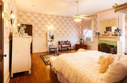 Gainesville Bed & Breakfast | Huge King Suite with Fireplace, Private Bath, Hot Tub and Pool.