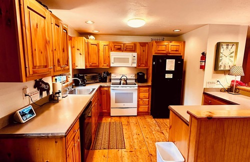 Rangeley Plantation Cabin | Huge Lakefront Cabin | Sleeps 12| King Bed| Dock| Ski Saddleback| Snowmobile|