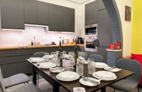 Erzsebetvaros Apartment | Huge Luxury 5 bedroom condo in central Budapest with A/C - Rose House