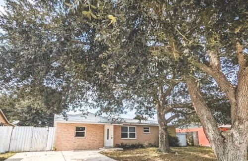 Pinellas Park House | !HUGE POOL HOUSE-NEAR BEACH/PINELLAS TRAIL!