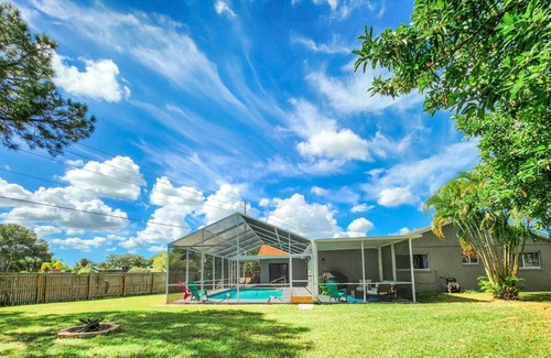 Pinellas Park House | !Huge POOL/LANAI House-BBQ-Firepit-BEACH-ZOO-PARK!