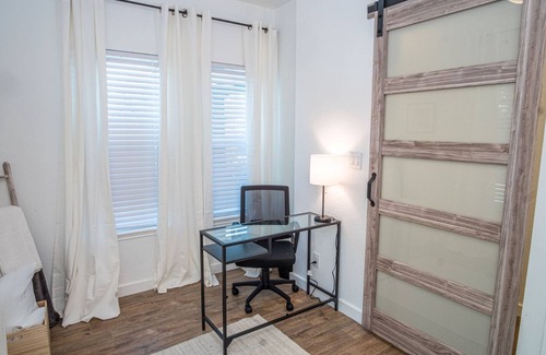 Downtown San Antonio House | HUGE Remodeled 5BR/4BA House Sleeps 20 Downtown!